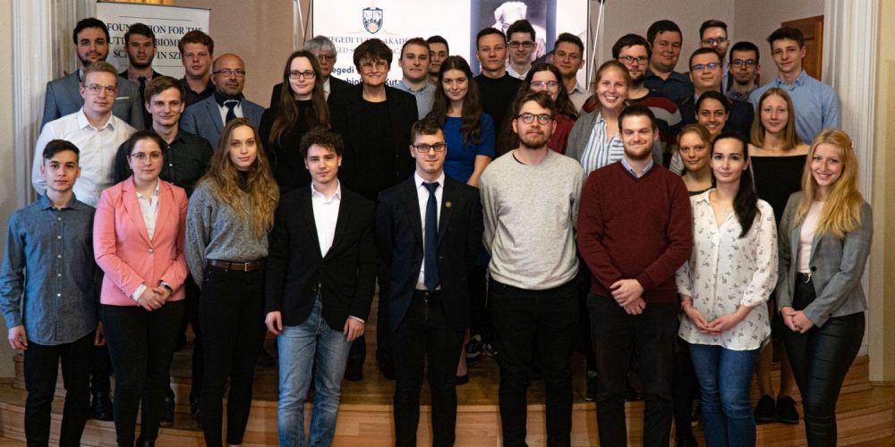 Szent-Gyorgyi-students-were-able-to-have-a-private-informal-conversation-with-Katalin-Kariko