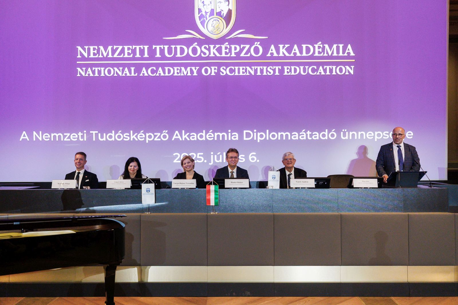 Elso-izben-adtak-at-az-NTA-Kozepiskolai-Kepzesi-Programjanak-diplomait-1751966137118