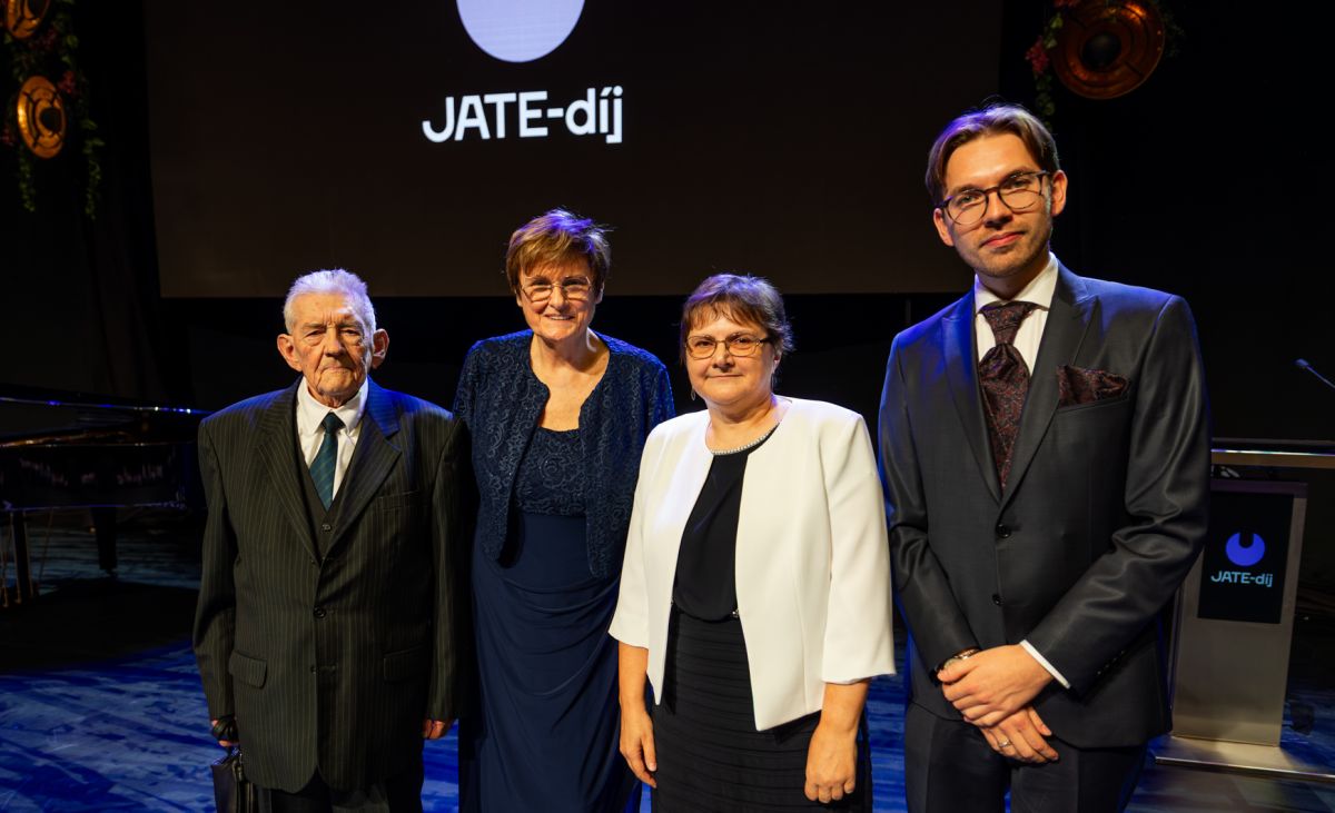 Az-adatelemzest-es-a-cikkirast-csak-lerakni-lehet-befejezni-nem-Interju-Czikkely-Martonnal-a-Kariko-Katalin-altal-alapitott-JATE-dij-elso-kitunte