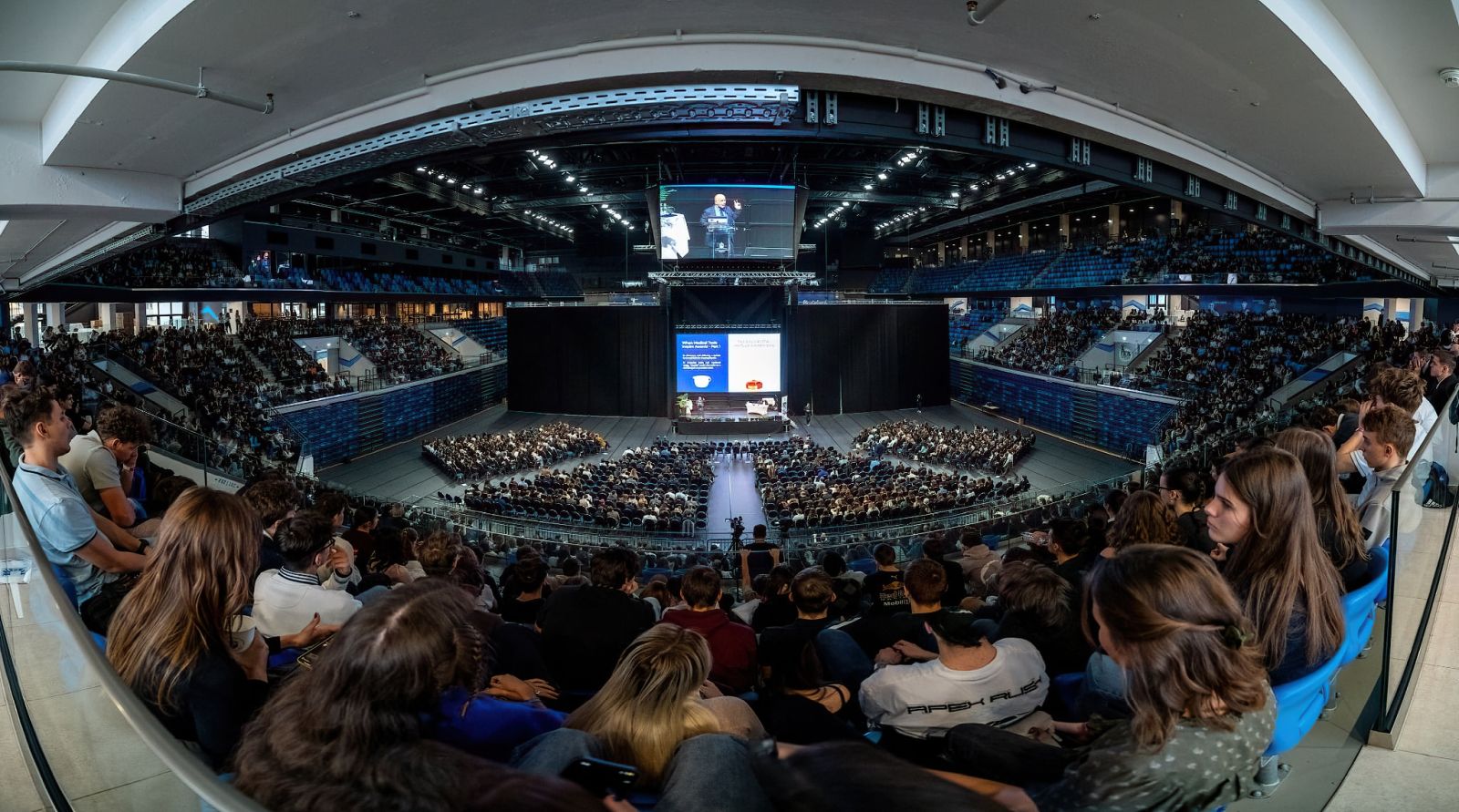 Rekordszamu-latogato-a-Nobel-dijas-talalkozon-avagy-a-biologia-mar-sinen-felkeszul-a-kemia