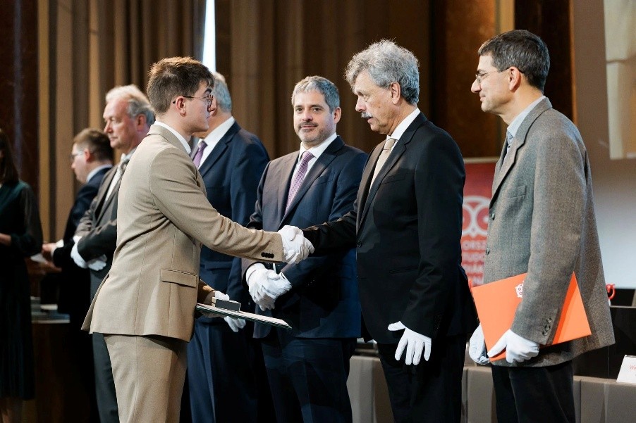 Szent-Gyorgyi-Hallgato-nyerte-el-az-Orszagos-Tudomanyos-Diakkori-Tanacs-Pro-Sciencia-aranyermet