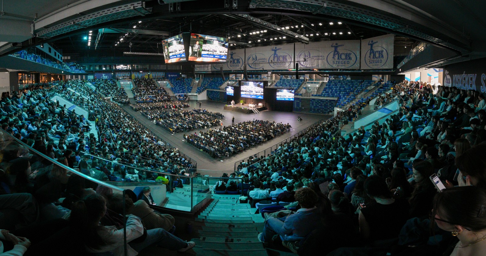 Thousands-of-students-interested-in-natural-sciences-filled-the-Pick-Arena-in-Szeged